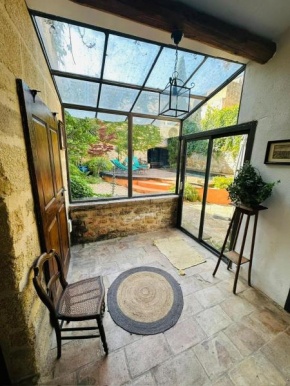 CHAMBRE DANS MAISON DU XVII eme PISCINE BILLARD CHEMINEE